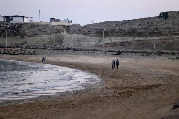 پیاده روی ساکنان و گردشگران در ساحل جزیره ایرانی قشم. - اسپوتنیک ایران  