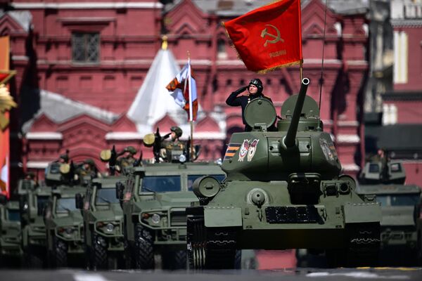 تانک T-34 در رژه نظامی به مناسبت 78مین سالگرد پیروزی در جنگ بزرگ میهنی در میدان سرخ مسکو - اسپوتنیک ایران  