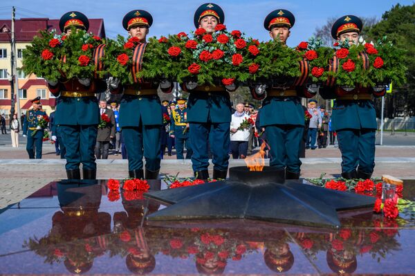 سربازان در مراسم اهدای تاج گل به مجموعه یادبود  سربازان شوروی که در نبردهای آزادسازی ساخالین جنوبی کشته شدند. - اسپوتنیک ایران  