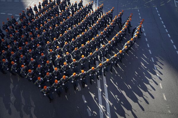 سربازان روسی برای شرکت در رژه نظامی روز پیروزی در مسکو، روسیه، سه شنبه 9 مه 2023، به مناسبت هفتاد و هشتمین سالگرد پایان جنگ جهانی دوم، به سمت میدان سرخ راهپیمایی کردند. (AP Photo/Alexander Zemlianichenko) - اسپوتنیک ایران  