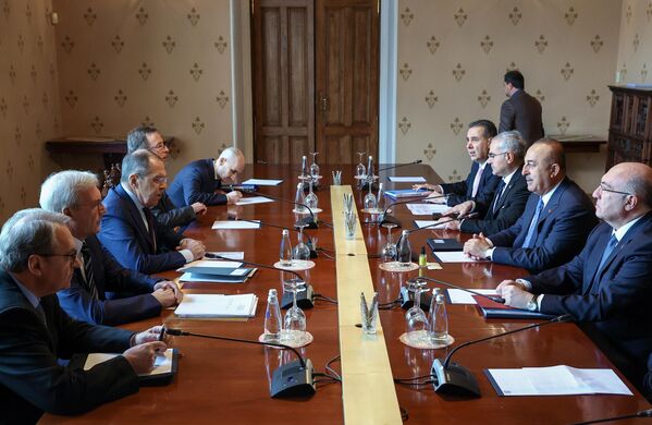 سرگئی لاوروف وزیر امور خارجه روسیه (نفر سوم از چپ) و مولود چاووش اوغلو وزیر خارجه ترکیه (نفر دوم از راست) در نشست مسکو درباره حل و فصل صلح آمیز مسئله سوریه - اسپوتنیک ایران  