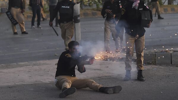 Столкновение полиции со активистами партии Tehreek-e-Insaf, протестующими против ареста бывшего премьера Пакистана Имрана Хана  - اسپوتنیک ایران  