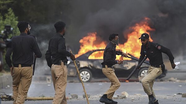 Столкновение полиции со активистами партии Tehreek-e-Insaf, протестующими против ареста бывшего премьера Пакистана Имрана Хана  - اسپوتنیک ایران  