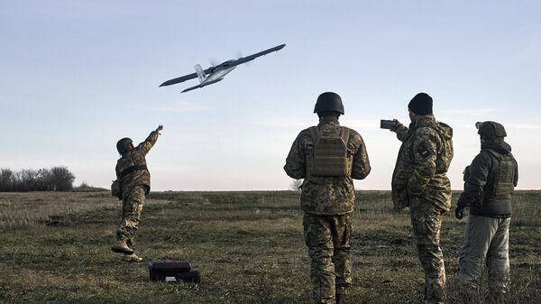 نیروهای اوکراینی در حین به پرواز درآوردن پهپاد - اسپوتنیک ایران  