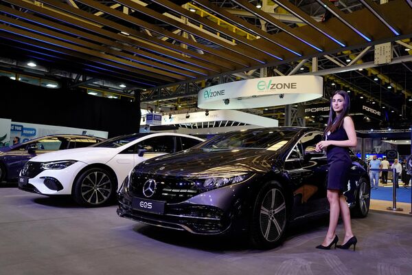 خانم فروشنده در کنار خودروی الکتریکی جدید Mercedes EQS ایستاده است که در نمایشگاه e-Motor در بیروت به نمایش درآمد. - اسپوتنیک ایران  