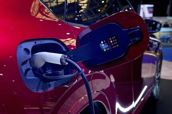 کابل برق به ماشین جدید برقی مزدا CX-60 وصل شد که در نمایشگاه خودروهای الکتریکی e-Motor در بیروت،پایتخت  لبنان در روز  چهارشنبه، 10 مه 2023 نمایش داده شد. - اسپوتنیک ایران  