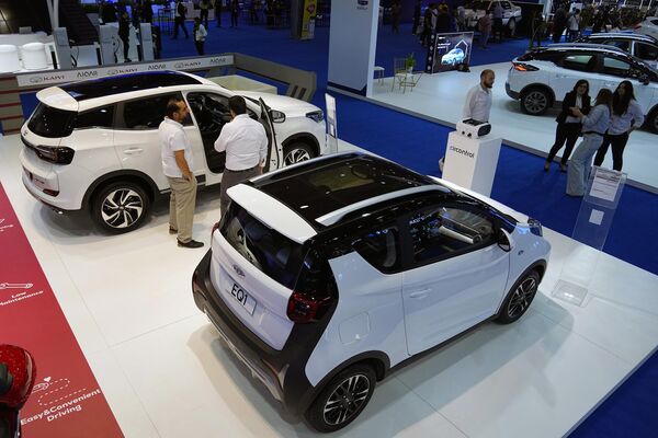 بازدیدکنندگان در کنار خودروهای الکتریکی جدید EQ1 Chery که در نمایشگاه e-Motor در بیروت، پایتخت لبنان به نمایش گذاشته می شوند، ایستاده اند. - اسپوتنیک ایران  