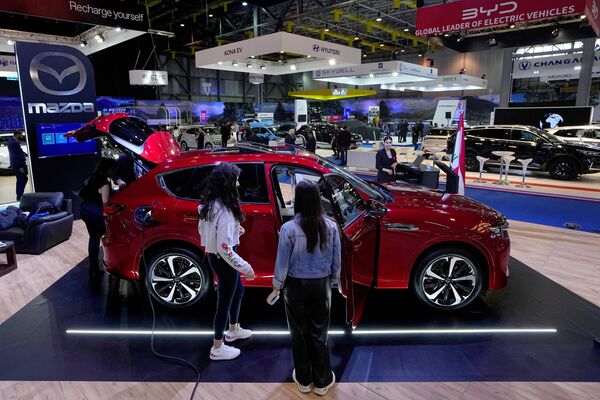 بازدیدکنندگان از خودروی الکتریکی جدید مزدا CX-60 که در نمایشگاه e-Motor در بیروت، لبنان به نمایش گذاشته شد، دیدن کردند. - اسپوتنیک ایران  