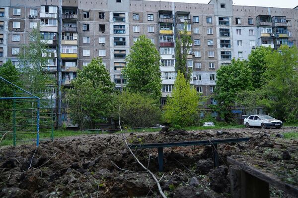 پیامدهای گلوله باران یک ساختمان مسکونی توسط نیروهای مسلح اوکراین از  پرتابگر راکت چندگانه هیمارس در استاخانوف. - اسپوتنیک ایران  