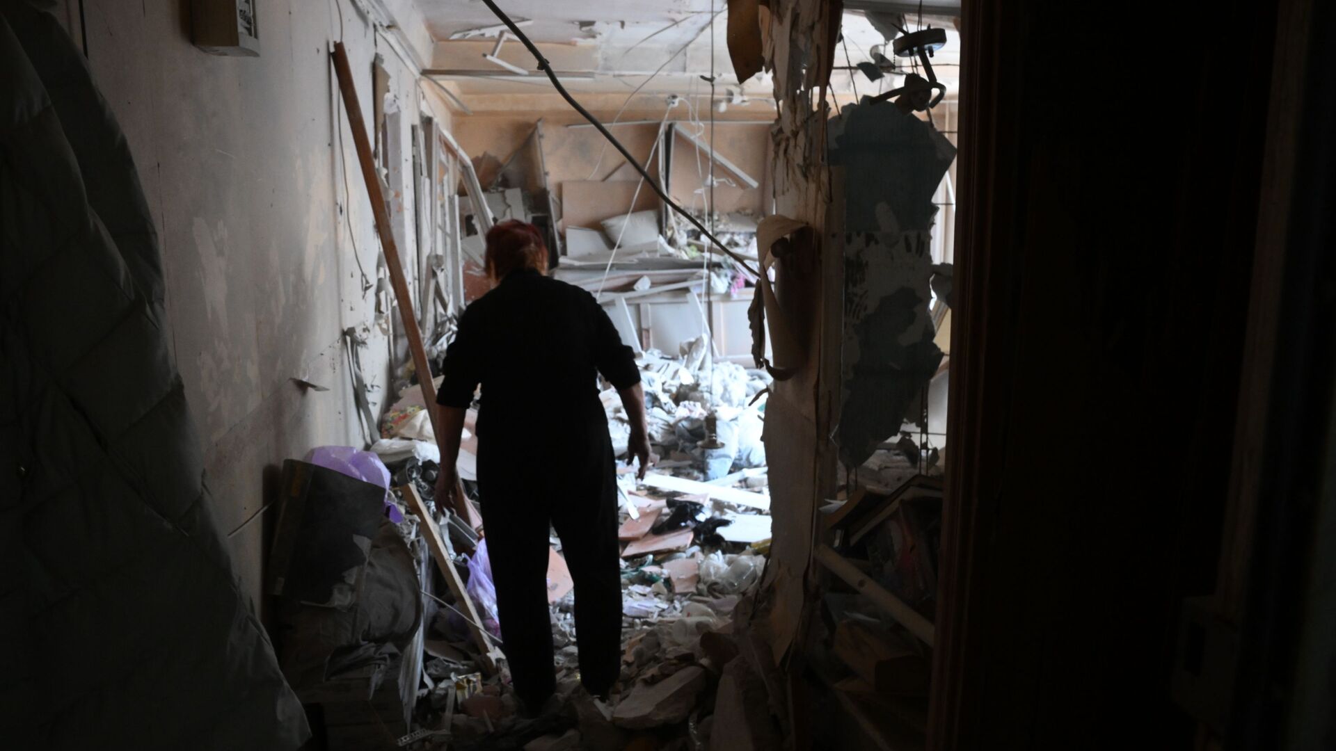 В квартире, разрушенной в результате прямого попадания снаряда в жилой дом в Горловке - اسپوتنیک ایران  , 1920, 11.05.2023