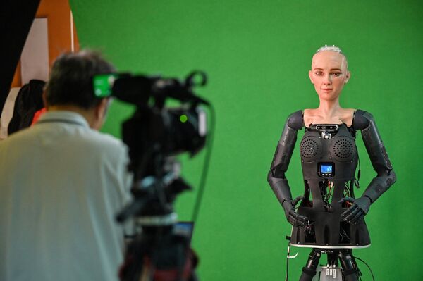 این عکس که در 10 می 2023 گرفته شده است، آخرین نسخه رباتی به نام سوفیا را نشان می دهد که در Hanson Robotics، یک شرکت رباتیک و هوش مصنوعی که ربات های انسان مانند ایجاد می کند، در هنگ کنگ آزمایش می شود. (عکس از Peter PARKS / AFP) - اسپوتنیک ایران  