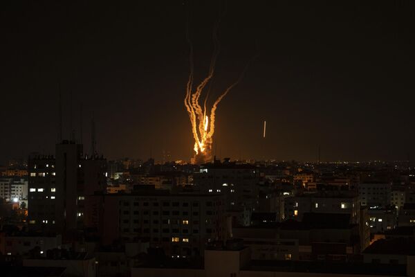 راکت ها از نوار غزه به سمت اسرائیل در غزه، چهارشنبه 10 مه 2023 پرتاب می شوند. (عکس آسوشیتدپرس/فاطمه شبیر) - اسپوتنیک ایران  