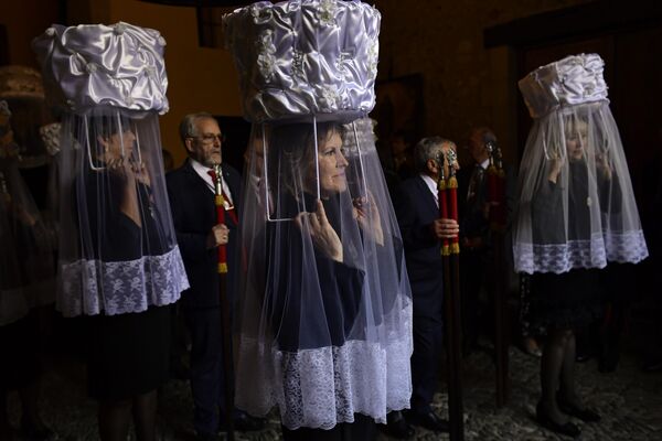 شرکت کنندگان در &quot;رویج نان مقدس&quot; در مراسم بزرگداشت دومینگو د لا کالزادا سنت (1019-1109) که به مردم فقیر کمک کرد و به زیارت کمک کرد، در سانتو دومینگو د لا کالزادا، شمال اسپانیا، چهارشنبه، شرکت می کنند. 10 مه 2023. (AP Photo/Alvaro Barrientos) - اسپوتنیک ایران  