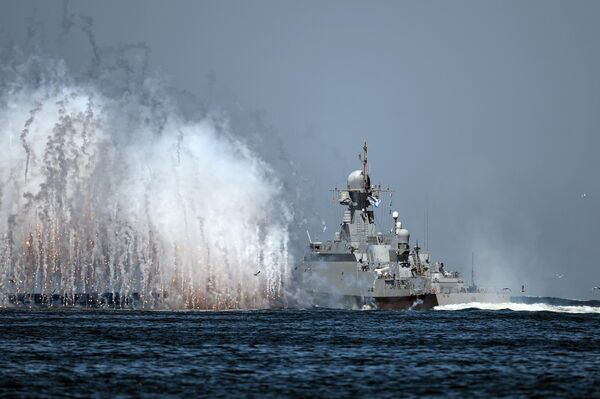 کشتی  ناوگان دریای سیاه نیروی دریایی روسیه در تمرین برای رژه روز نیروی دریایی در سواستوپل. - اسپوتنیک ایران  