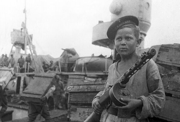 جنگ بزرگ میهنی 1941-1945 یونگا بوریا کولشین برای دفاع از سواستوپل نشان ستاره سرخ را دریافت کرد. رهبر ناوشکن های ناوگان دریای سیاه &quot;تاشکند&quot;. - اسپوتنیک ایران  