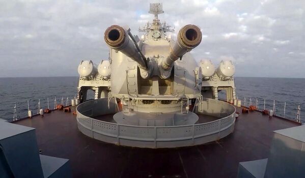 اسلحه های توپخانه ای بر روی یک کشتی ناوگان دریای سیاه روسیه در حین رزمایش در دریای سیاه. هرگونه استفاده تجاری و تبلیغاتی از این عکس غیرمجاز می باشد. - اسپوتنیک ایران  