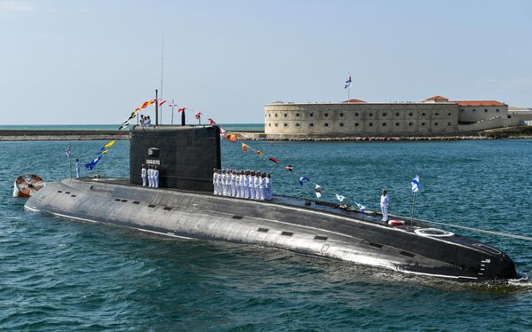 زیردریایی &quot;ولیکی نووگورود&quot; در تمرین برای رژه در روز نیروی دریایی روسیه در سواستوپل. - اسپوتنیک ایران  