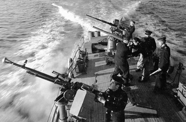 ملوانان ناوگان دریای سیاه در یک قایق در یک عملیات نظامی در طول جنگ بزرگ میهنی. - اسپوتنیک ایران  
