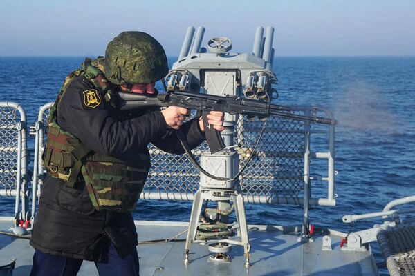  یکی از سربازان ناوگان دریای سیاه در حین رزمایش در دریای سیاه، از یک تفنگ تهاجمی کلاشینکف بر روی ناوچه &quot;آدمیرال اسن&quot; شلیک می کند. - اسپوتنیک ایران  