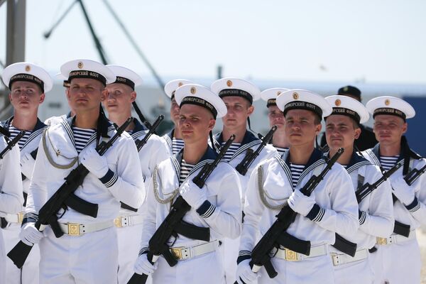 ملوانان ناوگان دریای سیاه نیروی دریایی روسیه در تمرین برای رژه روز نیروی دریایی در نووروسیسک. - اسپوتنیک ایران  