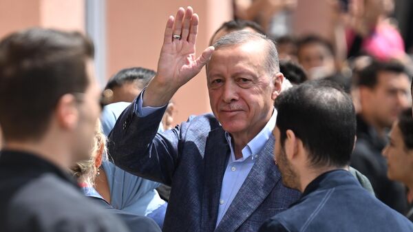 Президент Турции Реджеп Тайип Эрдоган у избирательного участка во время голосования на всеобщих выборах в Стамбуле - اسپوتنیک ایران  
