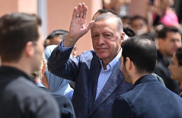 رجب طیب اردوغان رئیس جمهور ترکیه در یکی از شعبه های رای گیری در جریان انتخابات سراسری استانبول. در 14 می، ترکیه سیزدهمین رئیس جمهور و پارلمان جدید را انتخاب می کند. - اسپوتنیک ایران  