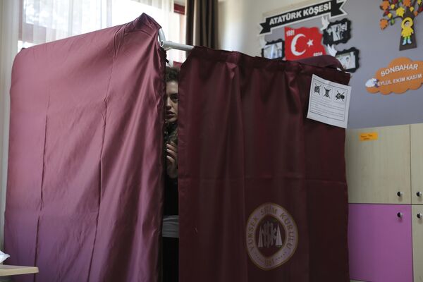 یک زن در یک مرکز رای گیری در آنکارا، ترکیه، یکشنبه، 14 می 2023، رای می دهد. رای دهندگان در ترکیه روز یکشنبه برای انتخابات پارلمانی و ریاست جمهوری که انتظار می رود رقابت شدیدی برگزار شود و می تواند بزرگترین چالش رئیس جمهور ترکیه باشد، به پای صندوق های رای می روند. رجب طیب اردوغان در دو دهه قدرت خود با آن مواجه است. (عکس AP) - اسپوتنیک ایران  