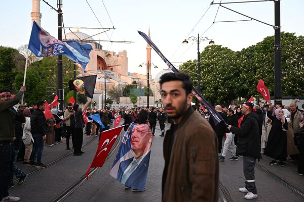 یکی از حامیان رجب طیب اردوغان رئیس جمهور فعلی ترکیه در منطقه مسجد ایاصوفیه (ایاصوفیه) در استانبول. - اسپوتنیک ایران  