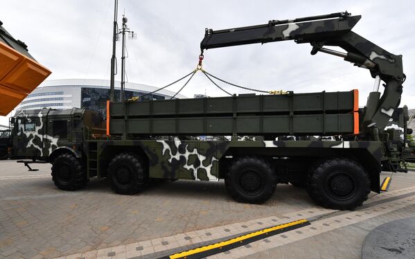 خودروی حامل سامانه موشمی چندگانه &quot;پولونز&quot; در نمایشگاه بین المللی تسلیحات و تجهیزات نظامی MILEX-2023 در مینسک، پایتخت بلاروس - اسپوتنیک ایران  
