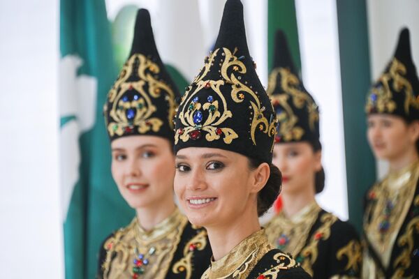 دختران با لباس های ملی در چهاردهمین مجمع بین المللی اقتصادی &quot;روسیه - جهان اسلام. - اسپوتنیک ایران  