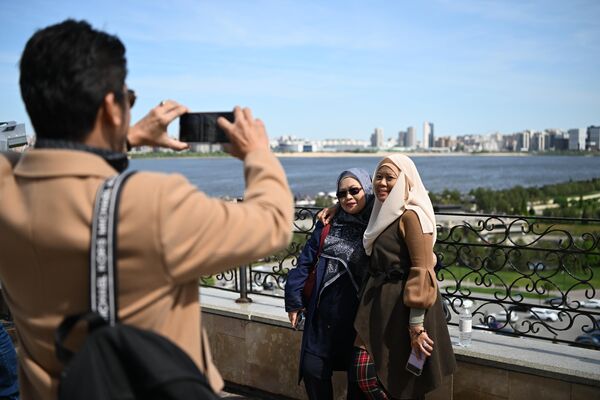 گردشگران از خاکریز در کازان عکس می گیرند. کازان میزبان مجمع بین المللی اقتصادی روسیه - جهان اسلام - اسپوتنیک ایران  