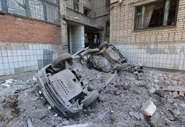  خودروآسیب دیده  در اثر گلوله باران نیروهای مسلح اوکراین در شهر یاسینواتایا  - اسپوتنیک ایران  