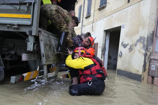 آتش نشانان یک مرد مسن را در روستای سیل زده  ایتالیا نجات دادند. - اسپوتنیک ایران  
