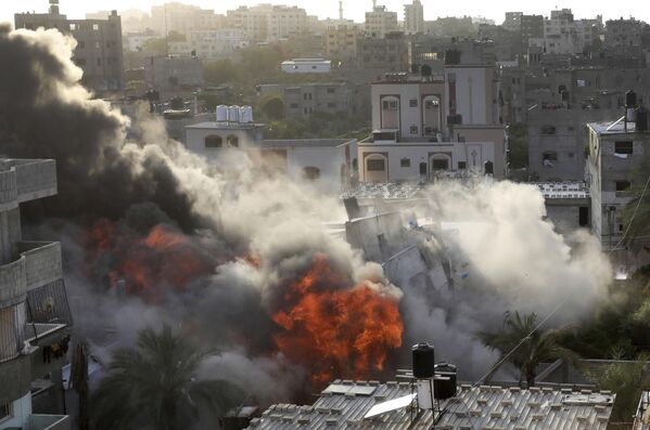 دود و آتش از انفجار ناشی از حمله هوایی اسرائیل به ساختمانی در غزه - اسپوتنیک ایران  