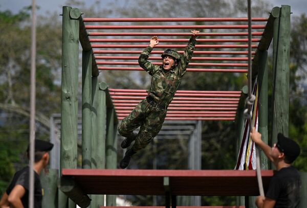 یک سرباز زن در 16 مه 2023 در یک دوره آموزشی برای زنان در پایگاه هوایی نظامی Tolemaida در Tolemaida، کلمبیا شرکت می کند. - اسپوتنیک ایران  