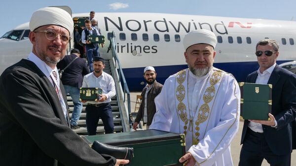 Торжественная встреча реликвий Пророка Мухаммада в аэропорту Казани - اسپوتنیک ایران  