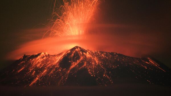 فوران دود از آتشفشان پوپوکاتپتل در سن نیکولاس د لس رانچوس، مکزیک - اسپوتنیک ایران  