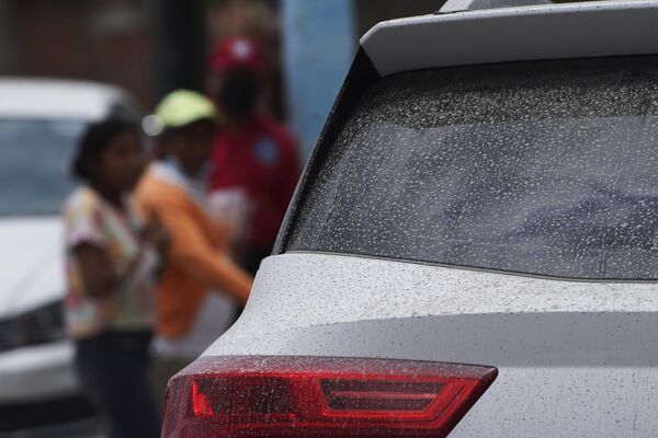 فوران آتشفشان پوپوکاتپتل در سن نیکولاس د لس رانچوس، مکزیک.خودروهایی که خاکستر پوپوکاتپتل، آن ها را چهره ای دیگر بخشیده است. - اسپوتنیک ایران  