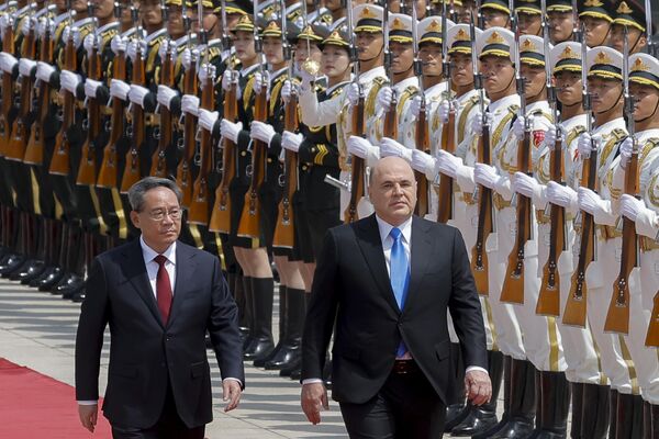 میخائیل میشوستین، نخست وزیر روسیه و لی کیانگ، نخست وزیر چین در مراسم استقبال رسمی از میشوستین در پکن - اسپوتنیک ایران  