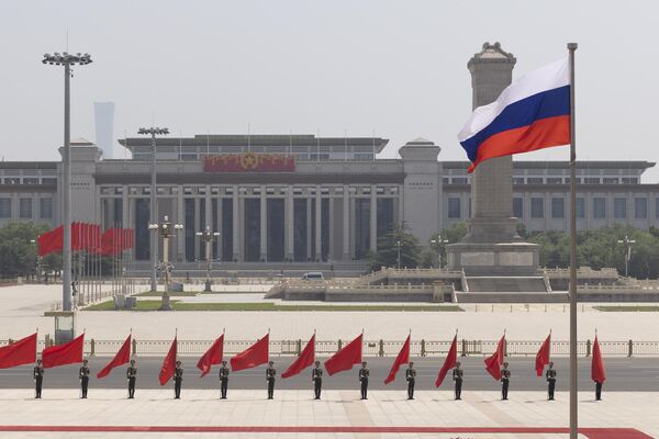 پرچم  روسیه در آستانه  استقبال از میخائیل میشوستین،  نخست وزیر روسیه در پکن در مقابل تالار بزرگ خلق   - اسپوتنیک ایران  