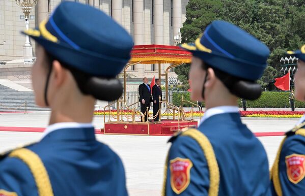 میخائیل میشوستین، نخست وزیر روسیه و لی کیانگ، نخست وزیر چین در مراسم استقبال رسمی  از میشوستین در پکن - اسپوتنیک ایران  