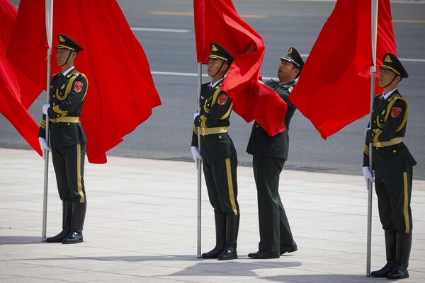 سربازان گارد احترام چین در آستانه مراسم استقبال از میخائیل میشوستین، نخست وزیر روسیه در 24 مه 2023 در پکن ایستاده اند - اسپوتنیک ایران  