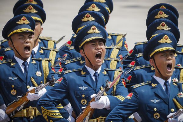 سربازان گارد احترام چین در  مراسم استقبال از میخائیل میشوستین، نخست وزیر روسیه در 24 مه 2023 در پکن - اسپوتنیک ایران  