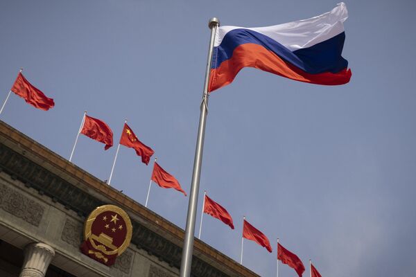 پرچم روسیه در مقابل تالار بزرگ خلق در آستانه مراسم استقبال از میخائیل میشوستین نخست وزیر روسیه در پکن در 24 ماه مه 2023 - اسپوتنیک ایران  