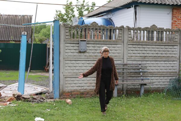 یکی از ساکنان محلی در یکی از شهرک‌های منطقه گرایورونسکی در منطقه بلگوراد، آسیب‌های وارده به خانه‌اش را پس از حمله توسط خرابکاران اوکراینی نشان می‌دهد. روز دوشنبه یک گروه خرابکار و شناسایی اوکراینی وارد قلمرو منطقه گریوورون در منطقه بلگوراد شد. در نتیجه این حمله به ساختمان‌ها خسارت وارد شده و غیرنظامیان زخمی شده‌اند. - اسپوتنیک ایران  
