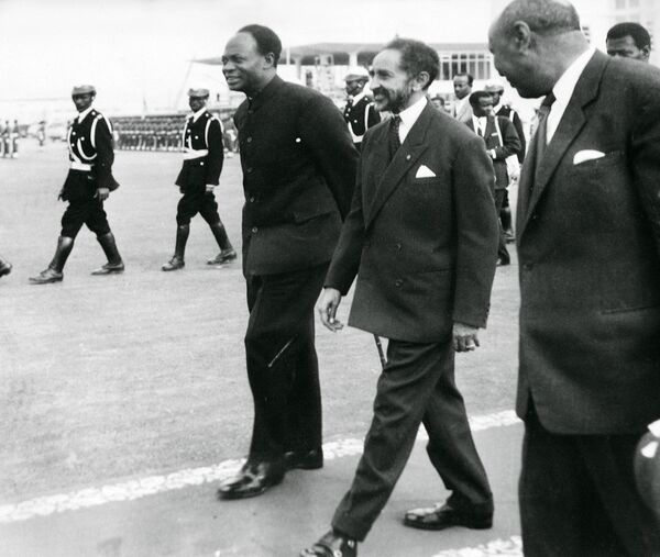 بازتولید یک عکس  در تاریخ 25 می 1963، هایله سلاسی،  امپراتور اتیوپی (مرکز) و بنیانگذار و اولین رئیس جمهور غنا کوامه نکرومه (سمت چپ) را در طول تشکیل سازمان وحدت آفریقا در آدیس آبابا نشان می دهد. غنا، اولین کشور سیاه پوست آفریقایی که زنجیر حکومت بریتانیا را رها کردو پنجاهمین سالگرد استقلال خود را در 6 مارس 2007 جشن گرفت. - اسپوتنیک ایران  