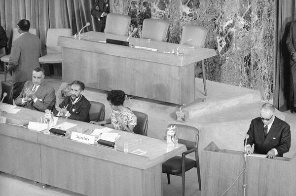 هایله سلاسی، امپراتوراتیوپی، مرکز، و جمال عبدالناصر رئیس جمهور جمهوری عربی متحده در روز دوم کنفرانس سران آفریقا در آدیس آبابا  که در 23 می 1963 برگزار شد حبیب بورقیبه، رئیس جمهور تونس را در حین سخنرانی تشویق کردند. - اسپوتنیک ایران  