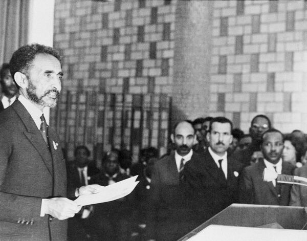 هایله سلاسی، امپراتور اتیوپی سخنرانی پایانی کنفرانس &quot;اجلاس سران کشورهای آفریقایی در سالن آفریقا&quot; در آبابا، اتیوپی در 25 می 1963 را رهبری می کند. کنفرانس  در 22 می 1963 افتتاح شد. - اسپوتنیک ایران  