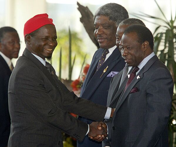 در دوربان 8 جولای 2002 در اجلاس نهایی سازمان اتحاد آفریقا، رئیس جمهور گینه لانسانا کونته (سمت چپ) مورد استقبال رئیس سازمان وحدت آفریقا، رئیس جمهور زامبیا، لوی موواناواسا (مرکز)، رئیس جدید اتحاد آفریقا، رئیس جمهور آفریقای جنوبی تابو امبکی (راست دوم) و دبیر کل سازمان وحدت آفریقا، آمارا اسی (سمت چپ) از کشور مالی  قرار گرفت.  - اسپوتنیک ایران  