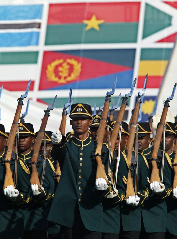 رژه سربازان آفریقای جنوبی در مراسم راه اندازی رسمی اتحادیه آفریقا در 9 ژوئیه 2002 در دوربان. - اسپوتنیک ایران  